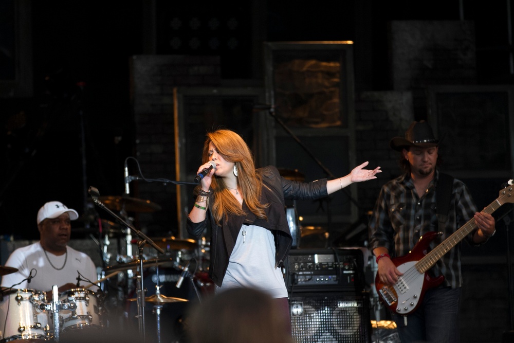 Country concert at Fort Jackson brings Trace Adkins and Angie Johnson