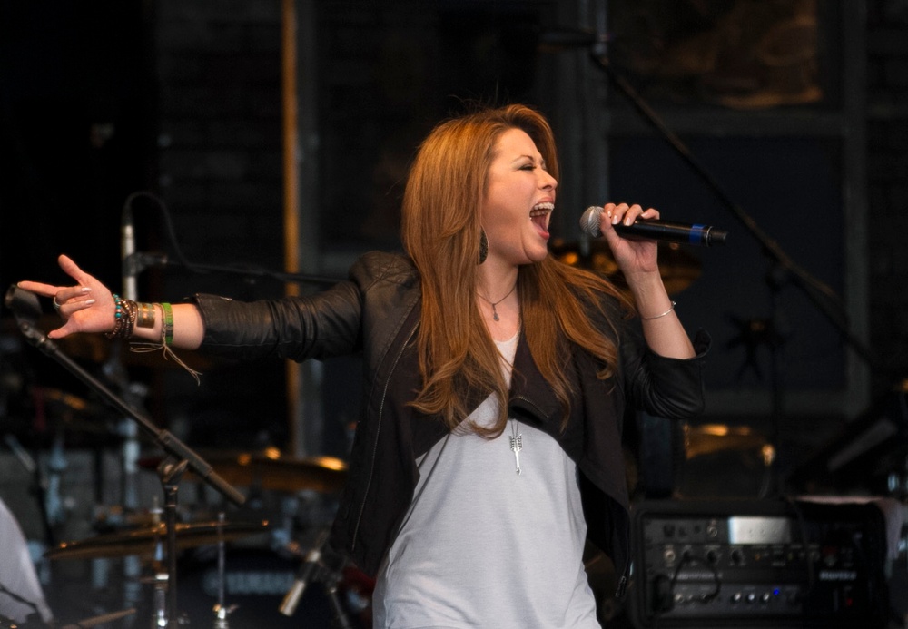 Country concert at Fort Jackson brings Trace Adkins and Angie Johnson