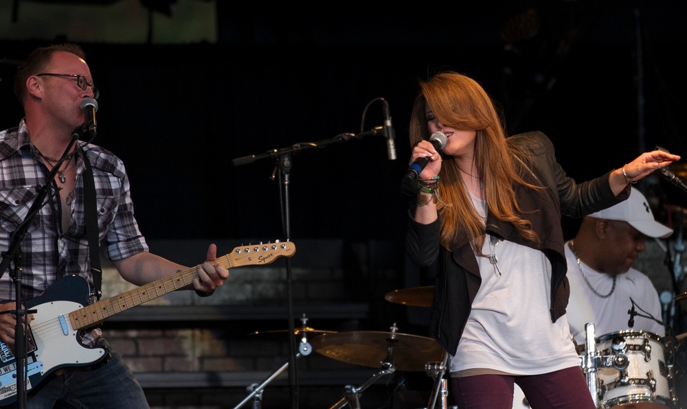 Country concert at Fort Jackson brings Trace Adkins and Angie Johnson