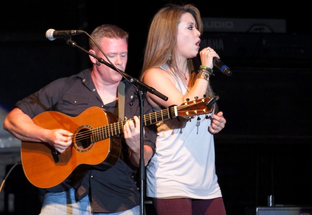 Country concert at Fort Jackson brings Trace Adkins and Angie Johnson