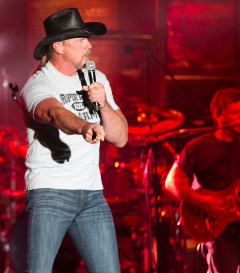 Country concert at Fort Jackson brings Trace Adkins and Angie Johnson