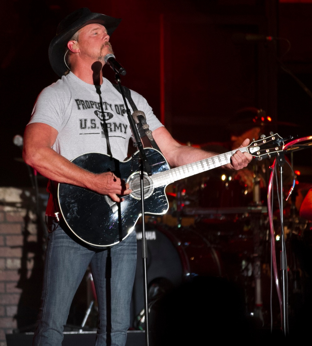 Country concert at Fort Jackson brings Trace Adkins and Angie Johnson