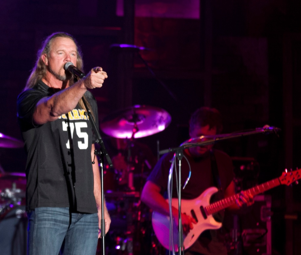 Country concert at Fort Jackson brings Trace Adkins and Angie Johnson