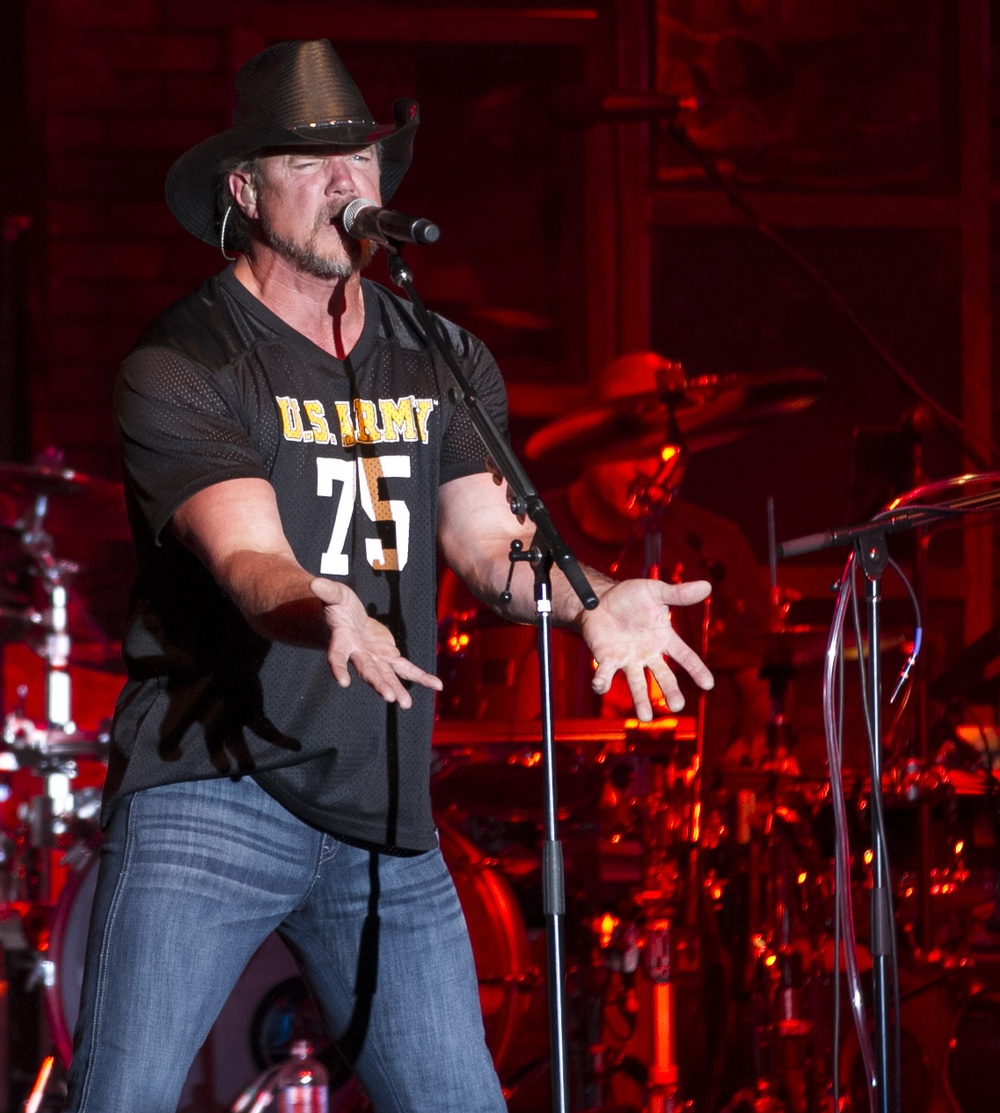 Country concert at Fort Jackson brings Trace Adkins and Angie Johnson