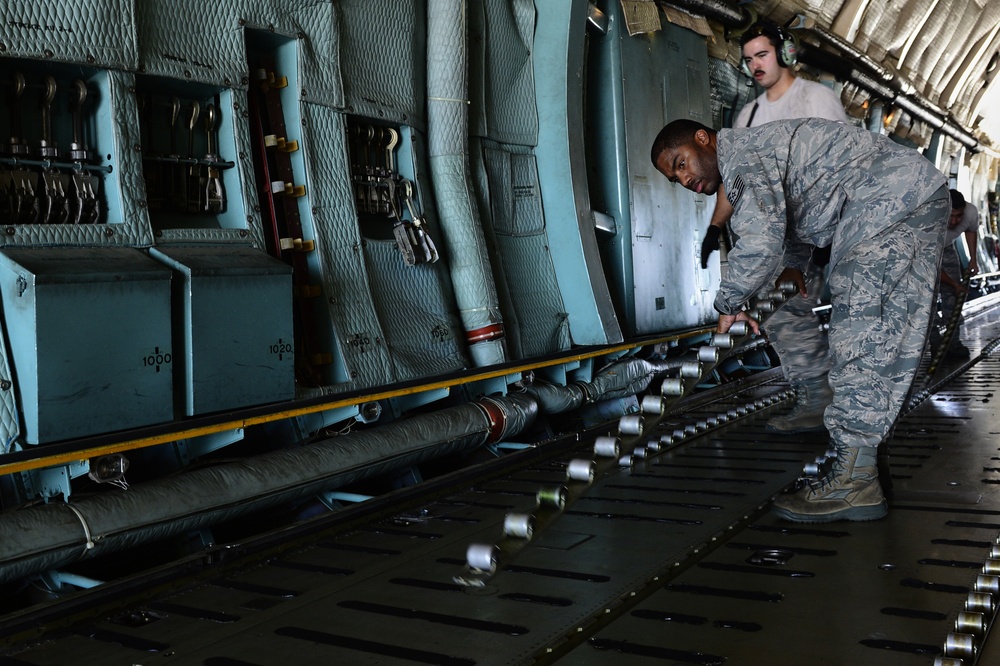 The 433 AMS and 356 AS work together to load a C-5A Galaxy