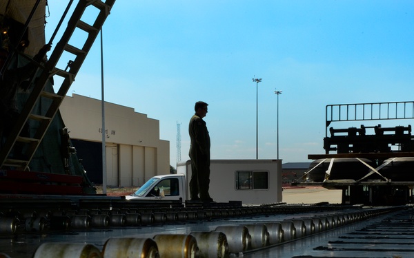 The 433 AMS and 356 AS work together to load a C-5A Galaxy