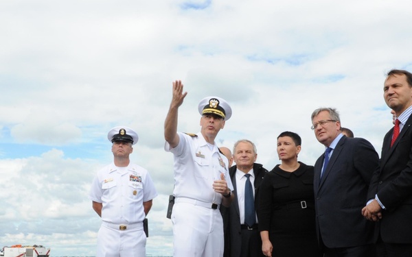 Polish VIPs receive flight deck tour