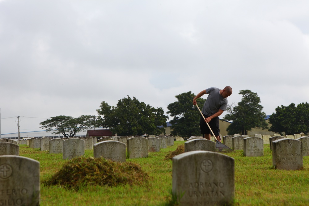 Marines clean veterans’ cemetery during PHIBLEX 14