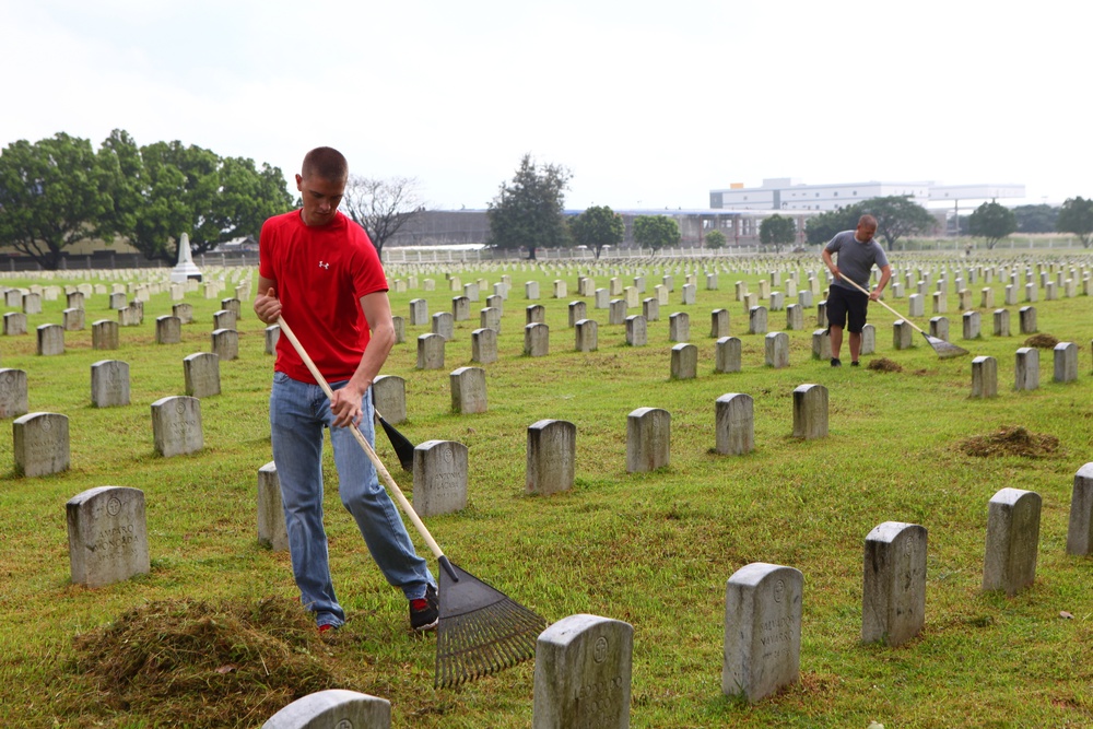 Marines clean veterans’ cemetery during PHIBLEX 14