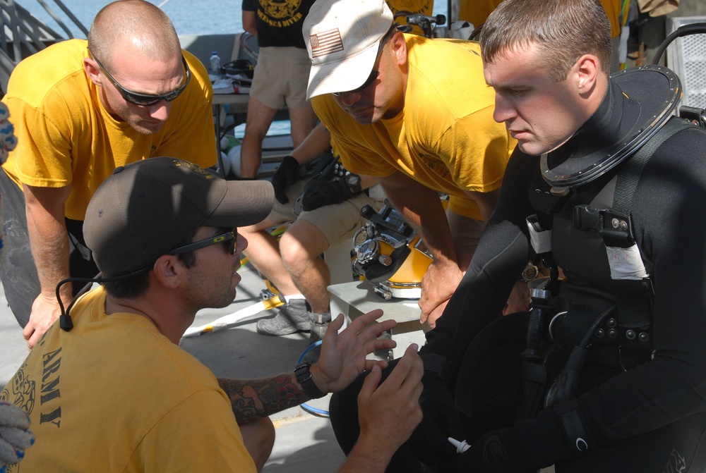 86th Engineer Dive Team conducts salvage dive in the Persian Gulf