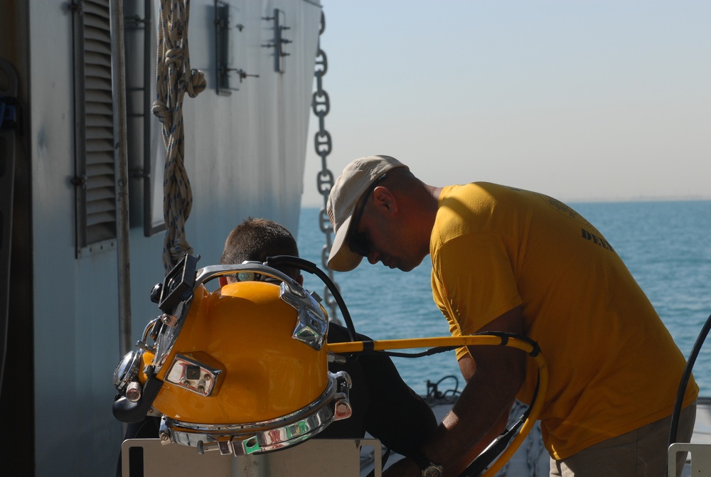 86th Engineer Dive Team conducts salvage dive in the Persian Gulf