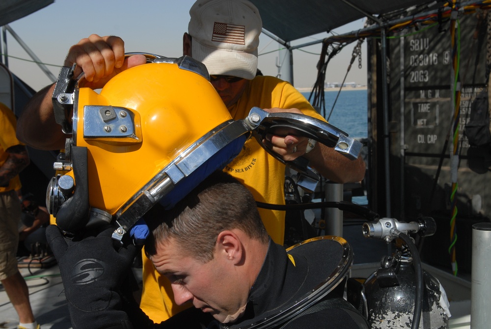 86th Engineer Dive Team conducts salvage dive in the Persian Gulf