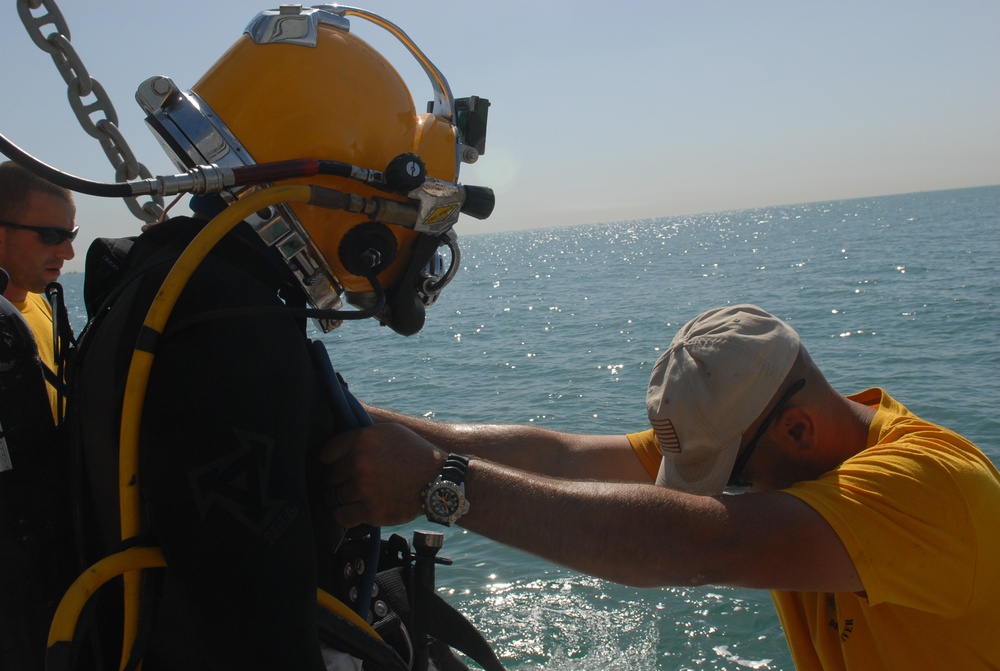 86th Engineer Dive Team conducts salvage dive in the Persian Gulf