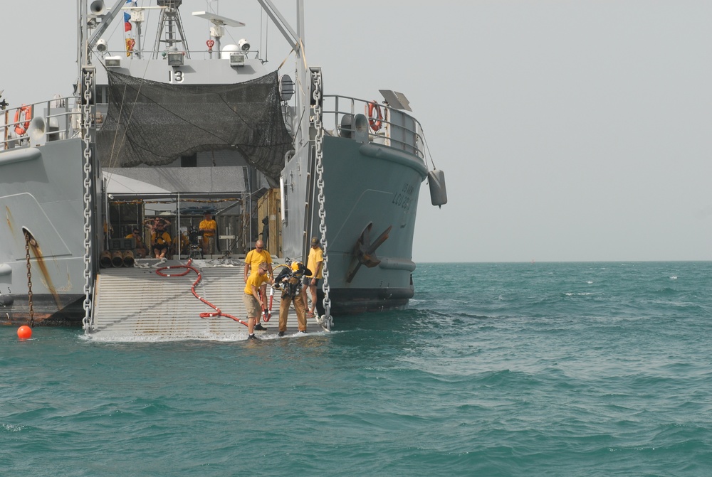 86th Engineer Dive Team conducts salvage dive in the Persian Gulf