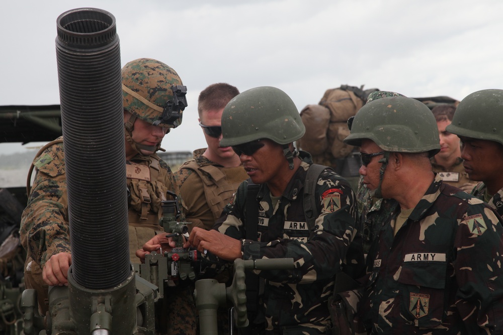 13th MEU conducts bilateral howitzer training at PHIBLEX 14