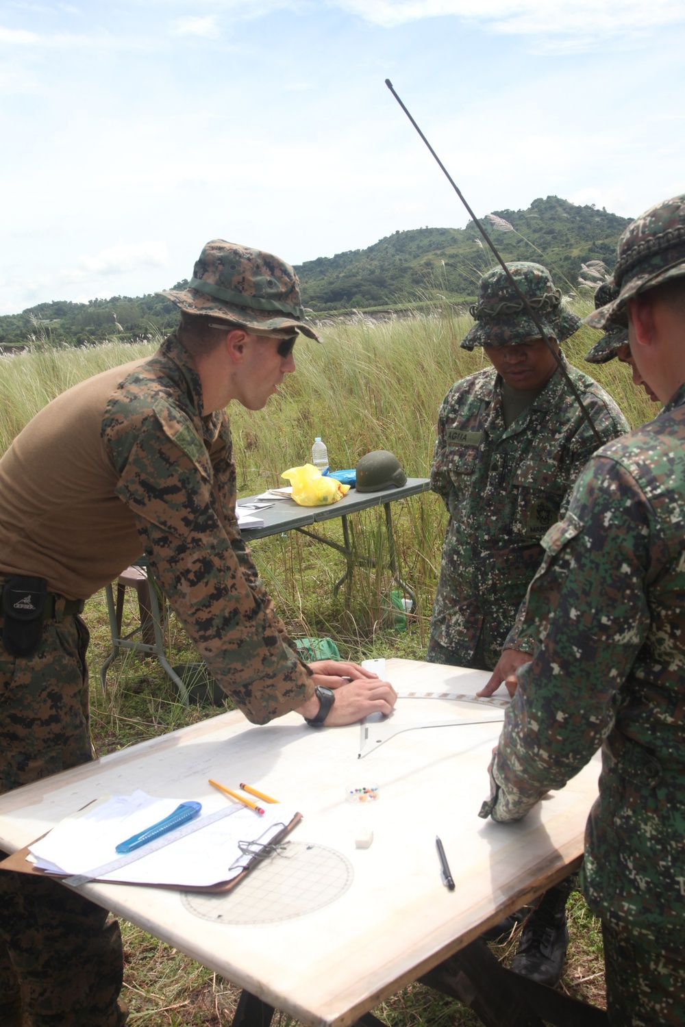 13th MEU conducts bilateral howitzer training at PHIBLEX 14
