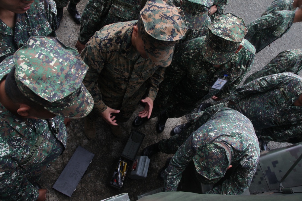 Philippine, U.S. Marines turn wrenches, exchange knowledge