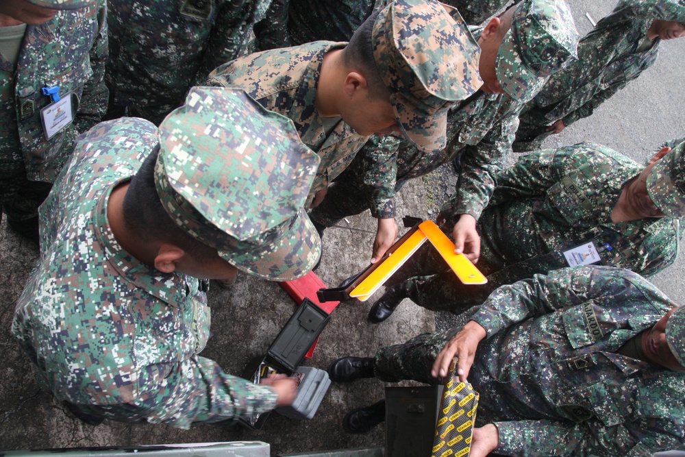 Philippine, U.S. Marines turn wrenches, exchange knowledge