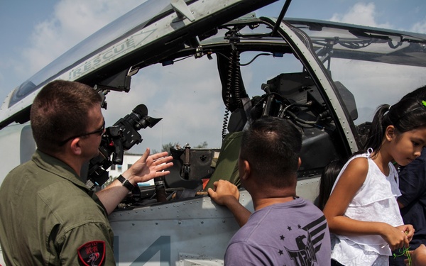 U.S. Marines display aircraft for Philippine Air Force families at PHIBLEX 14