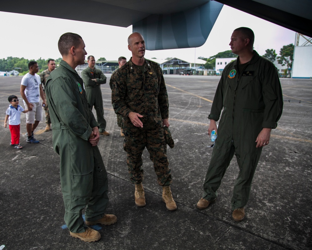 U.S. Marines display aircraft for Philippine Air Force families at PHIBLEX 14