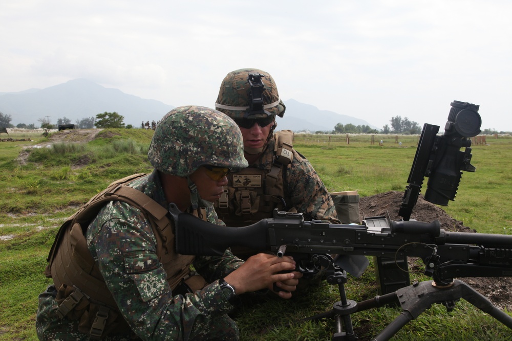 Philippine, U.S. Marines train with automatic weapons