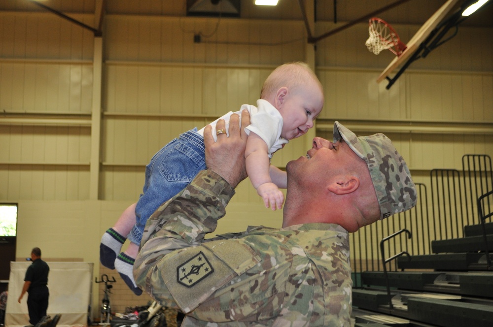 Soldier dad plays with daughter following deployment