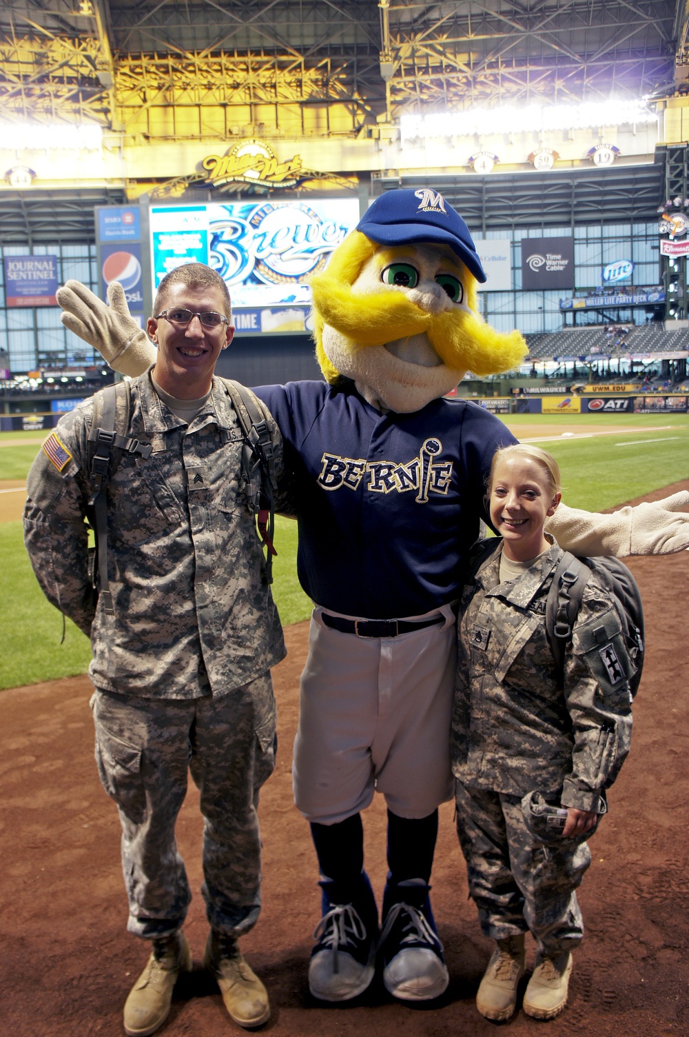 Milwaukee Brewers provide major-league salute to Wisconsin National Guard