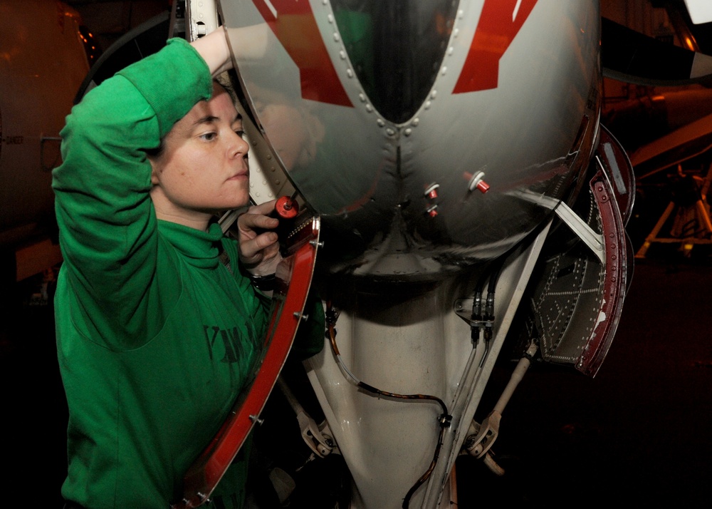 E-2C Hawkeye maintenance