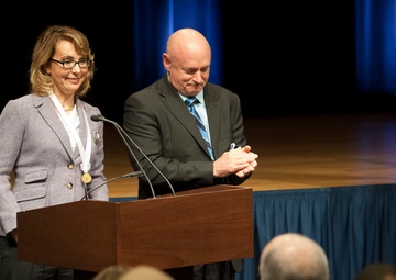 Congresswoman Giffords recognized for service to Soldiers