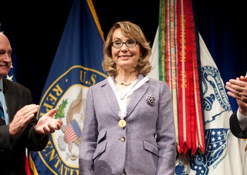Congresswoman Giffords recognized for service to Soldiers