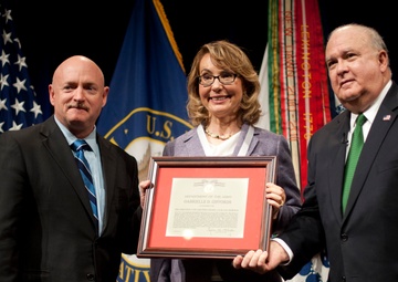Congresswoman Giffords recognized for service to Soldiers
