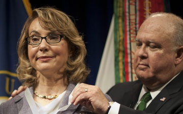 Congresswoman Giffords recognized for service to Soldiers