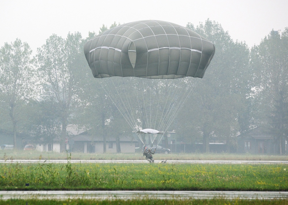 Training 173rd Infantry Brigade Combat Team (Airborne) - Airfield seizure