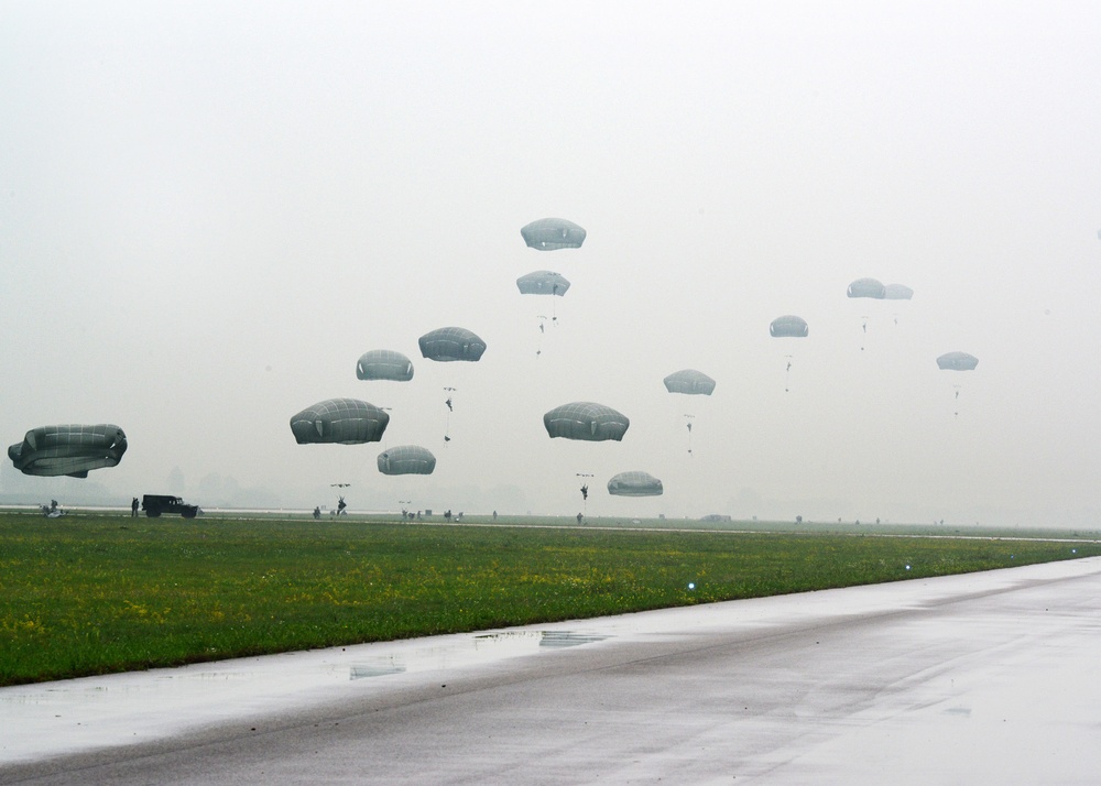 Training 173rd Infantry Brigade Combat Team (Airborne) - Airfield seizure