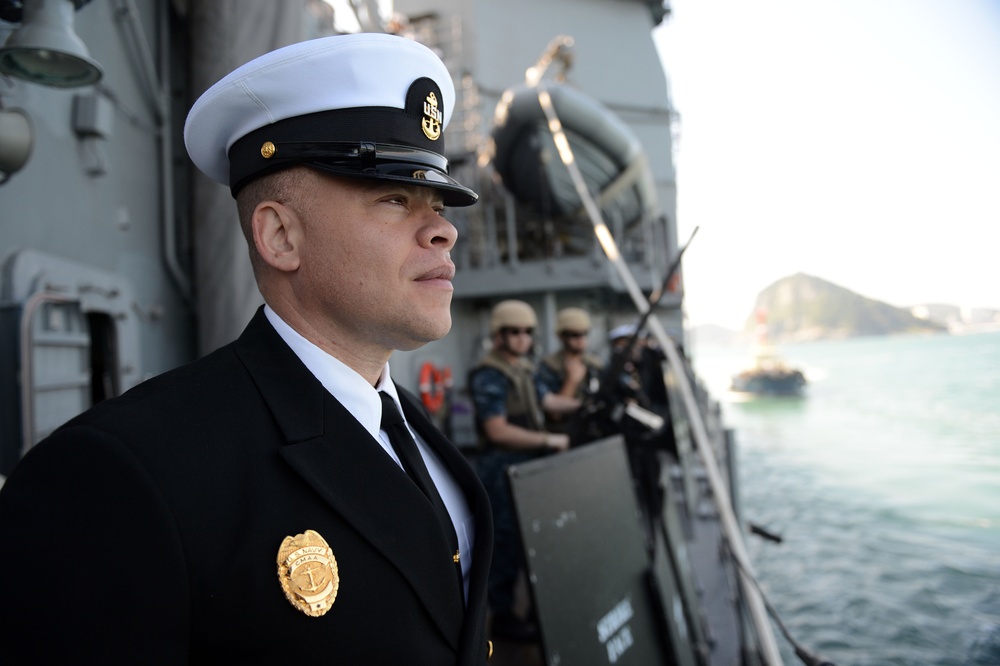 USS Antietam enters post in Busan
