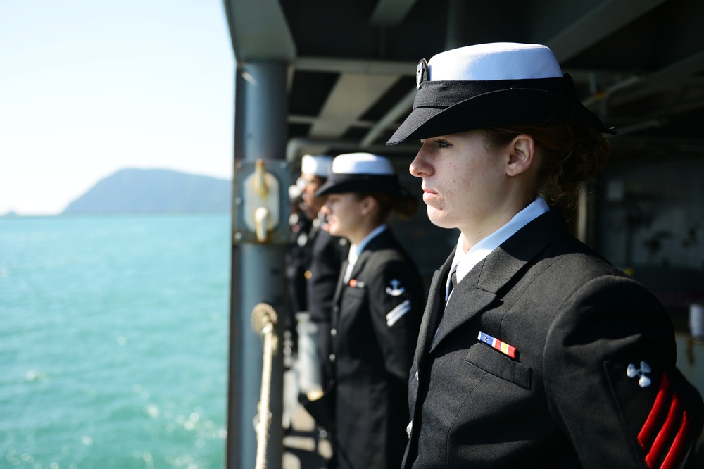 USS Antietam enters post in Busan