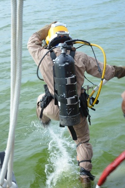 Seabee divers provide Hurricane Sandy relief for Guantanamo Bay, Cuba