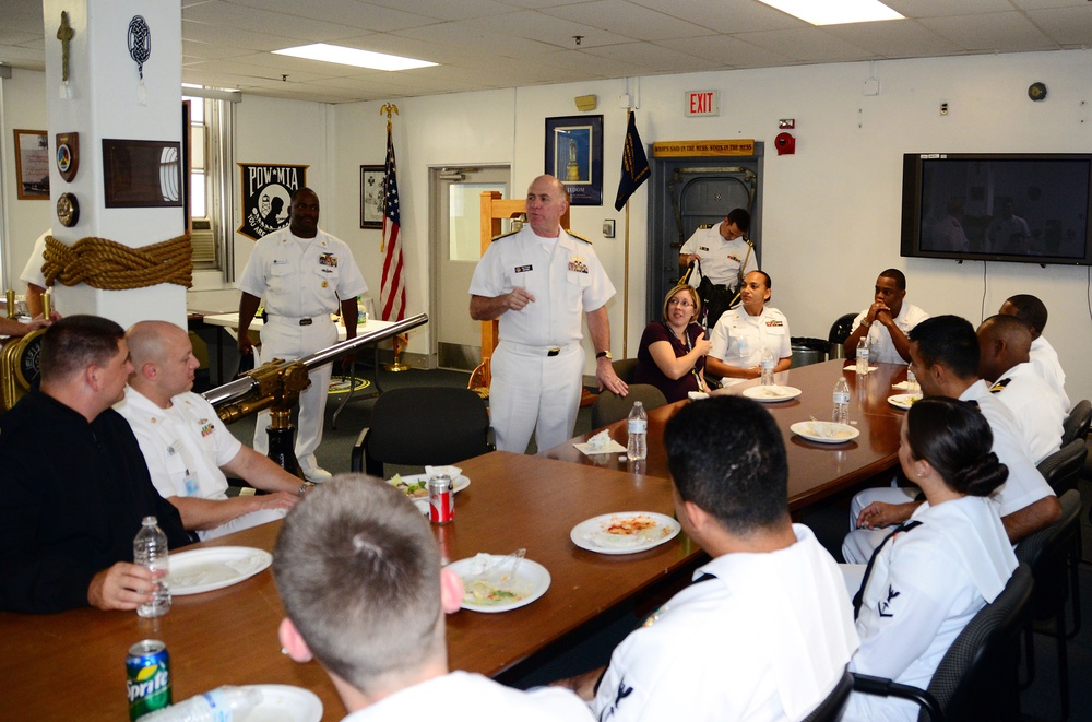 Surgeon general visits Lovell FHCC