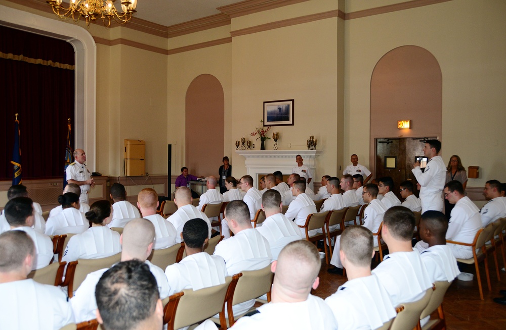 Surgeon general visits Lovell FHCC