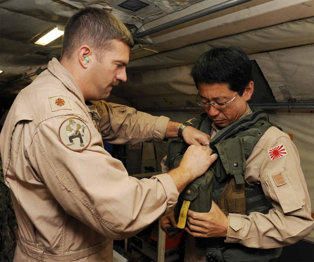 Japan's DAPE tours Navy P-3 aircraft