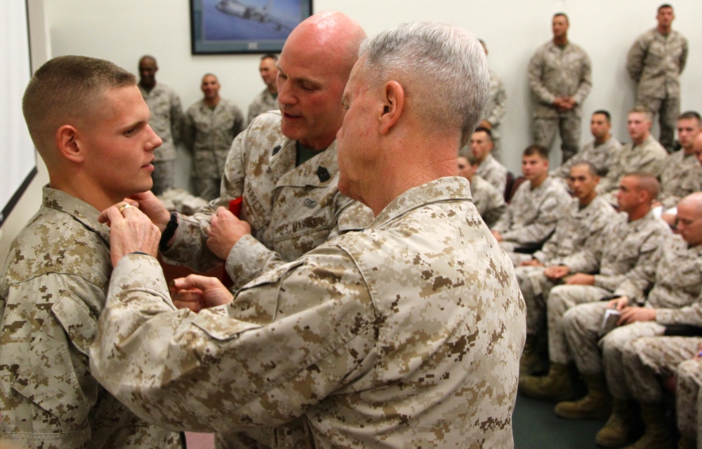 Gen. Amos visits MCAS Miramar