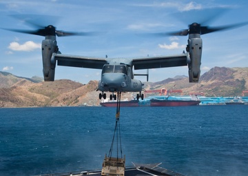 Pilots conduct first external lift from USNS Sacagawea