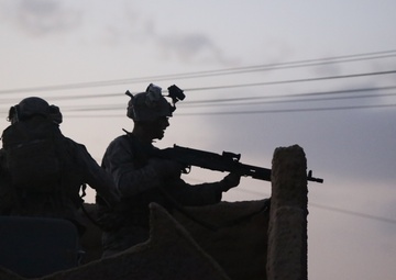 Marines swarm mock town during raid training