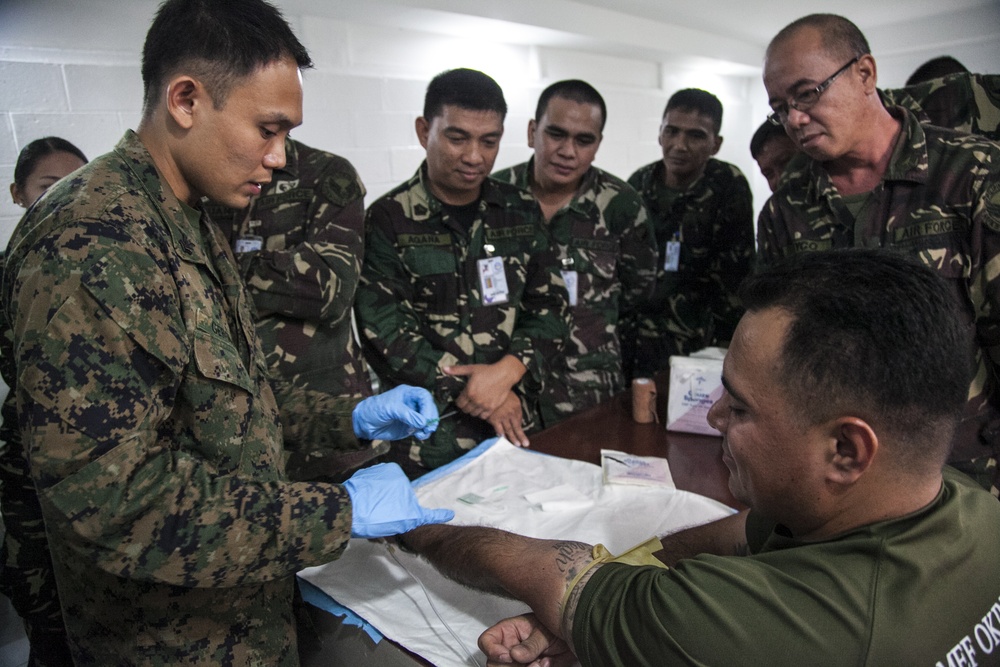 Philippine airmen, U.S. Navy corpsmen conduct medical training during PHIBLEX 14