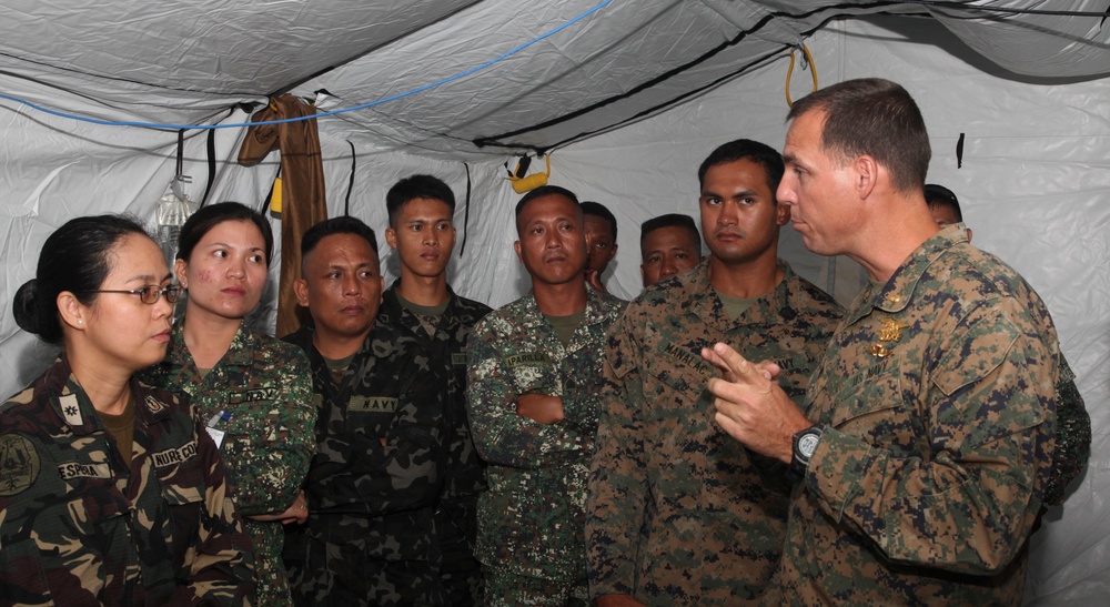 U.S. Navy corpsman share capabilities with Philippine counterparts