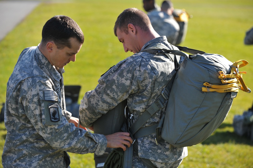 173rd IBCT (A) paratroopers combat jump training in Grafenwoehr