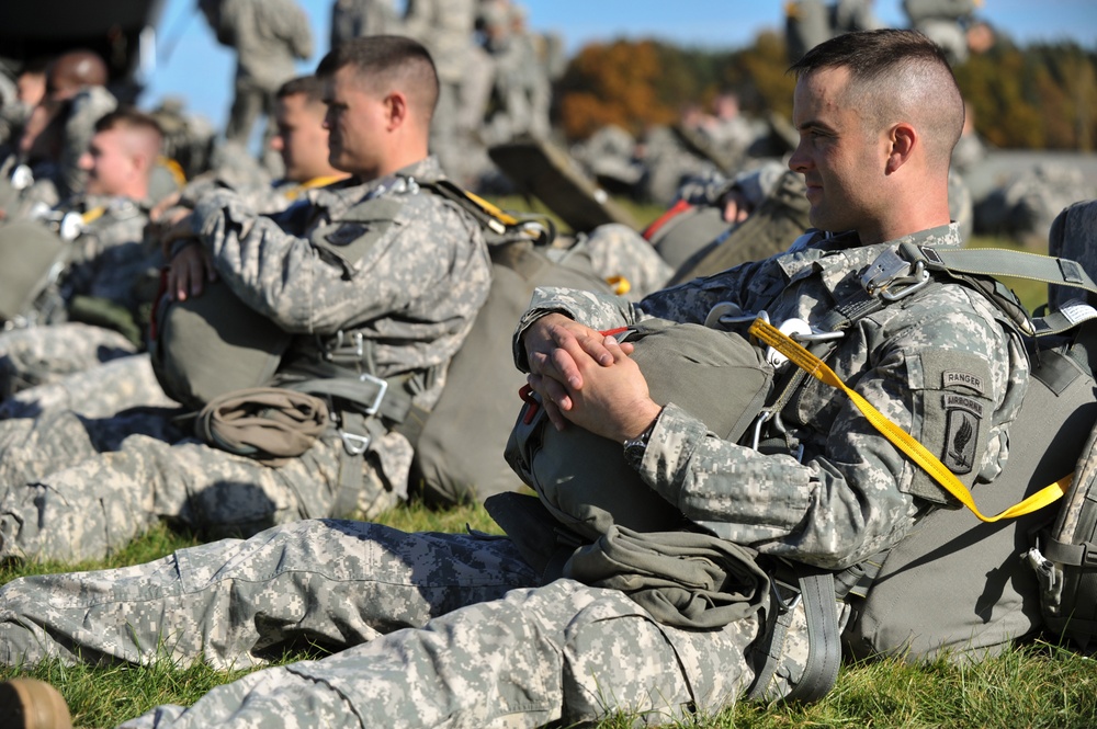 173rd IBCT (A) paratroopers combat jump training in Grafenwoehr