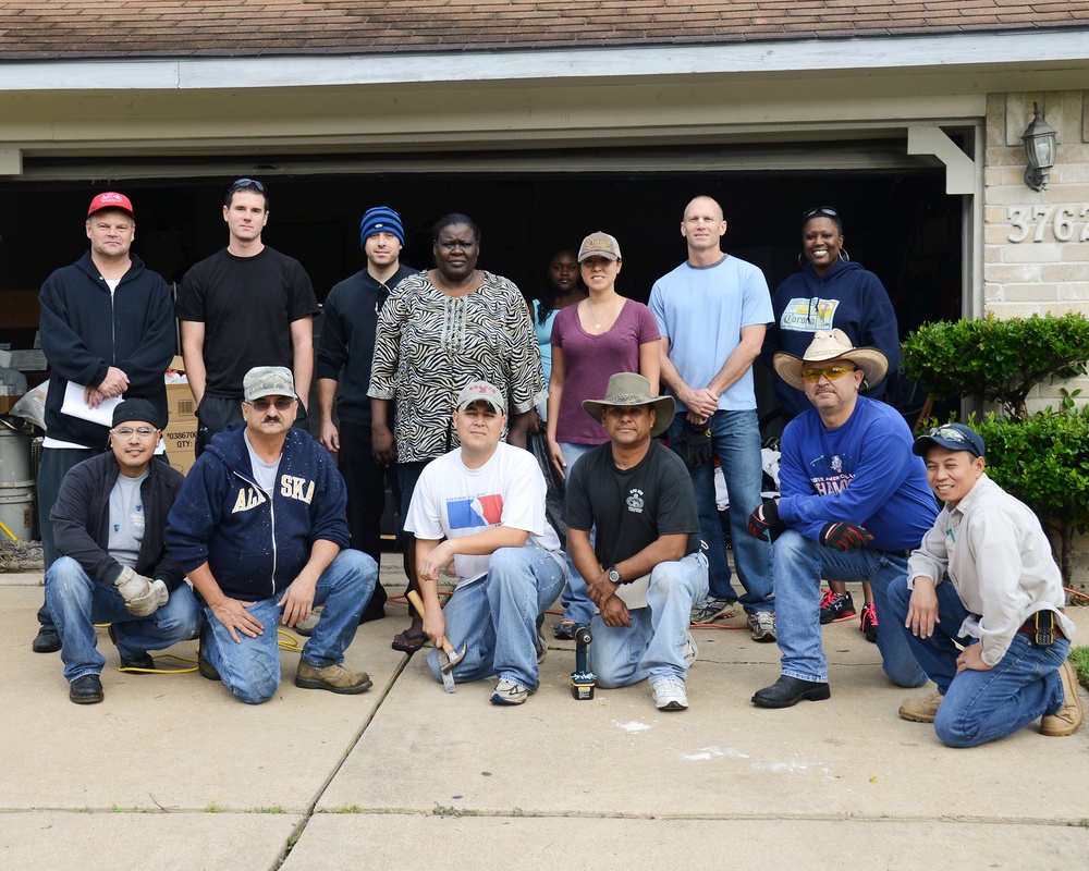 Reconnaissance wing members restore vets' home