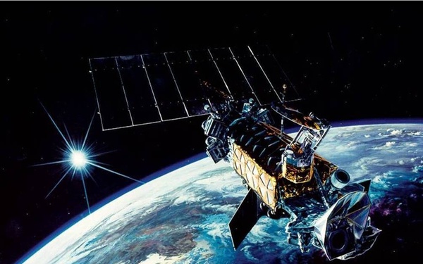 DMSP F-19 weathers launch preparation