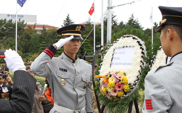 World remembers war heroes’ sacrifice